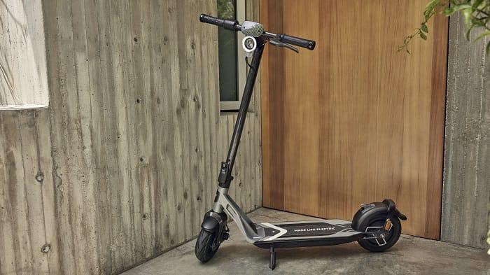 Patinete eléctrico en la puerta de una casa