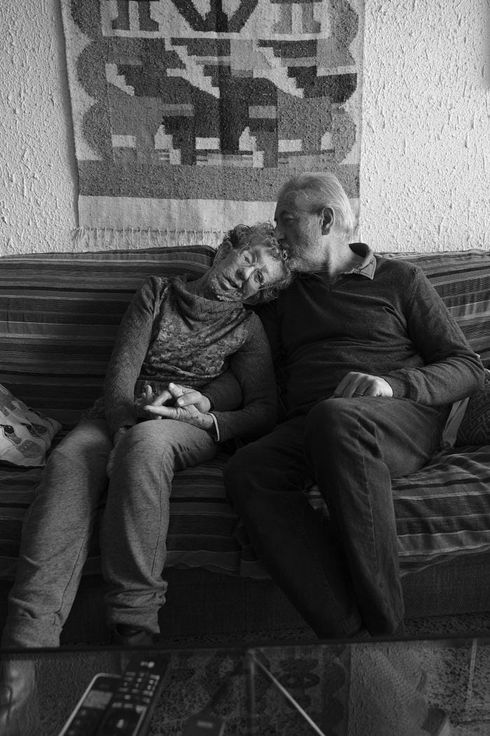 Pareja de señores mayores con una mujer con una enfermedad rara