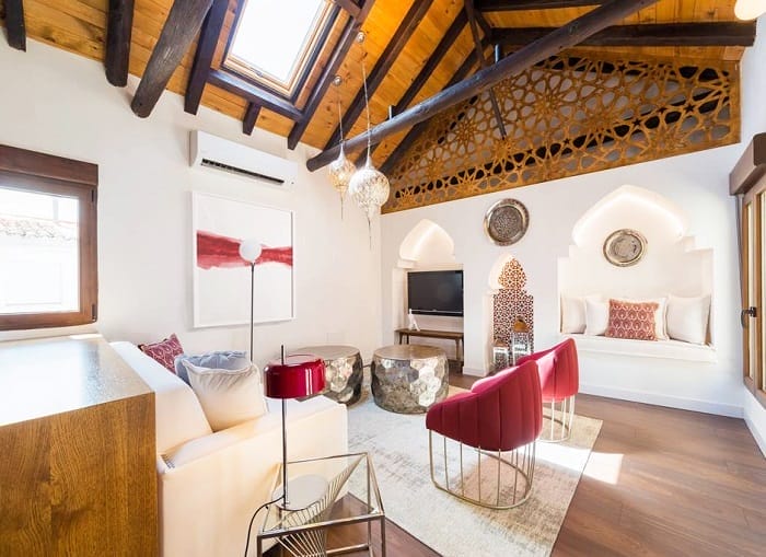 Salón con diseño marroquí y vigas de madera