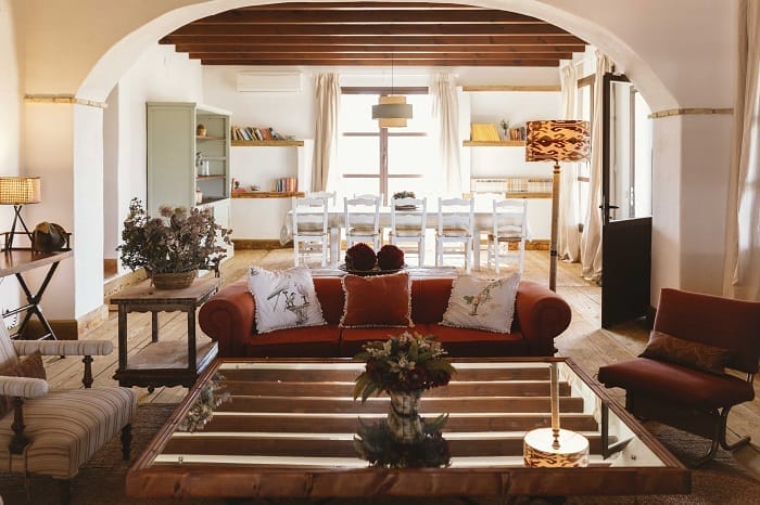 Salón de estilo rústico con vigas de madera