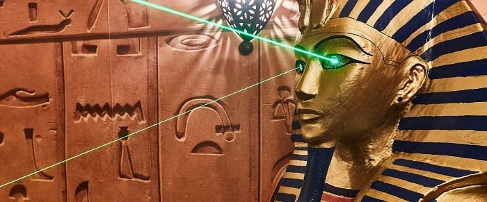 Fotografía de una cabeza de una esfinge con los ojos tipo láser