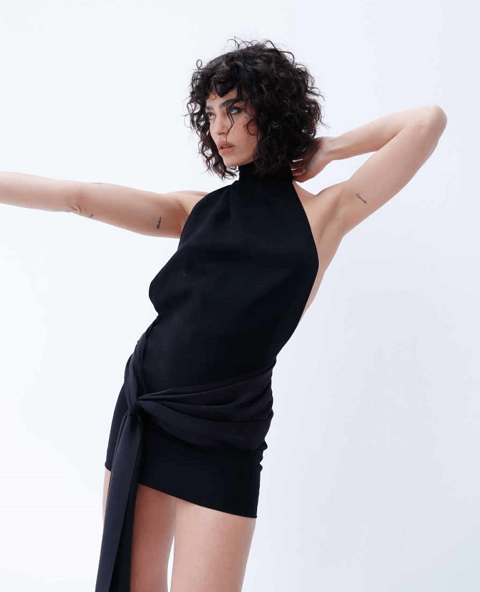 Modelo con un vestido negro corto