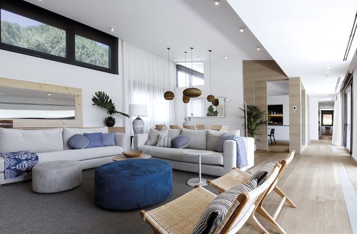 Salón distribuido en zona sofá y zona mesa con sillas