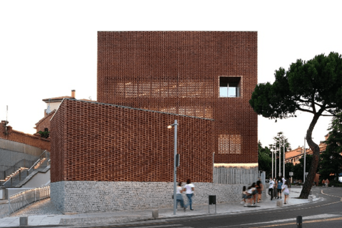 Fachada de la biblioteca de Boadilla del Monte