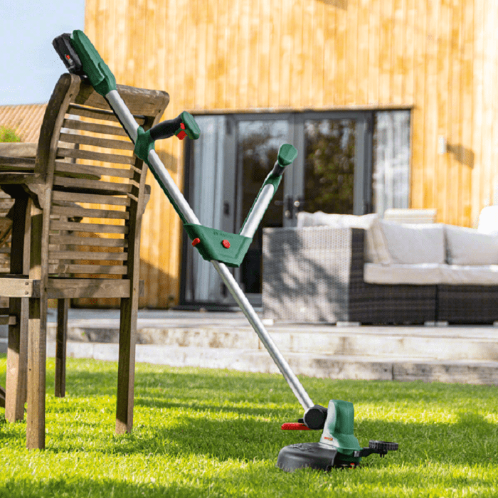 Cortabordes apoyado en una silla