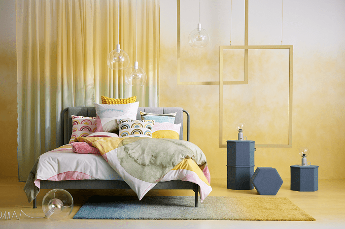 Habitación con textiles de la nueva colección de Ikea 2024