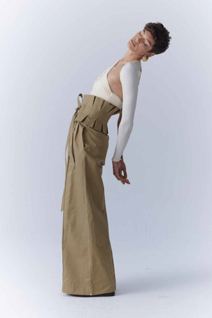 Modelo con pantalones beige anchos