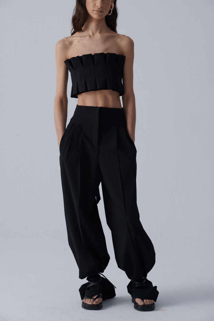 Modelo con pantalones anchos color negro