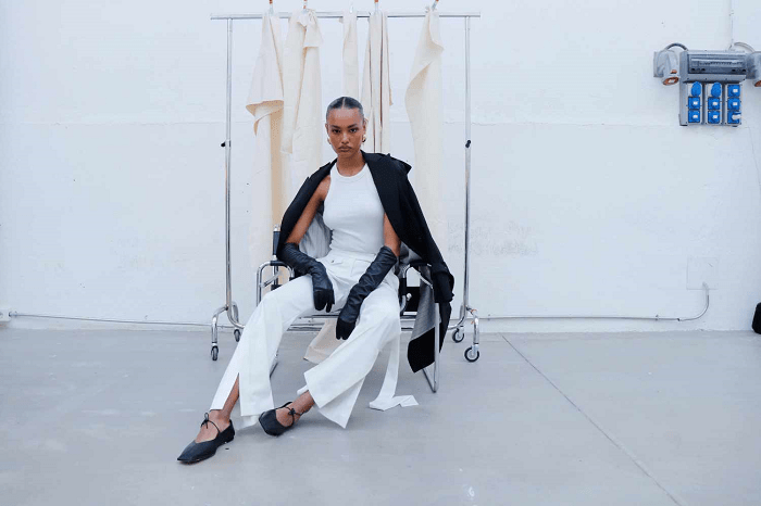 Modelo de pantalones blanco con apertura y guantes