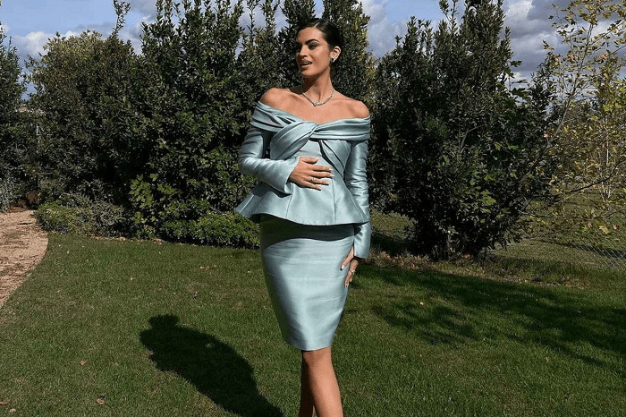 Modelo con traje de falda y blusa azul claro