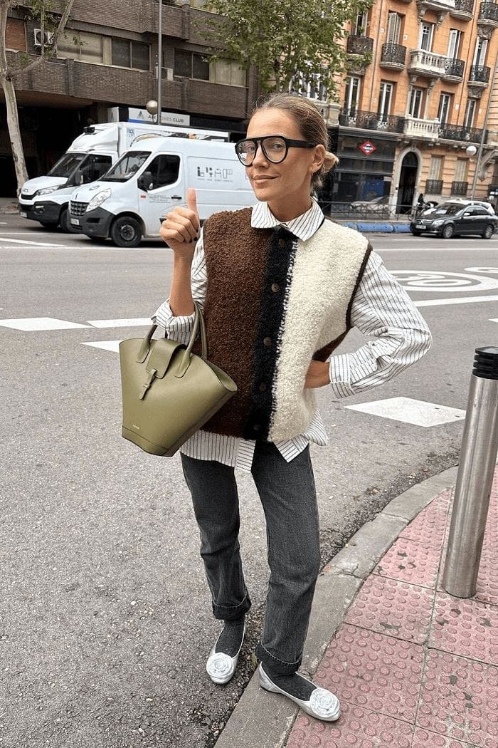 Modelo en la calle luciendo unas bailarinas que son tendencias