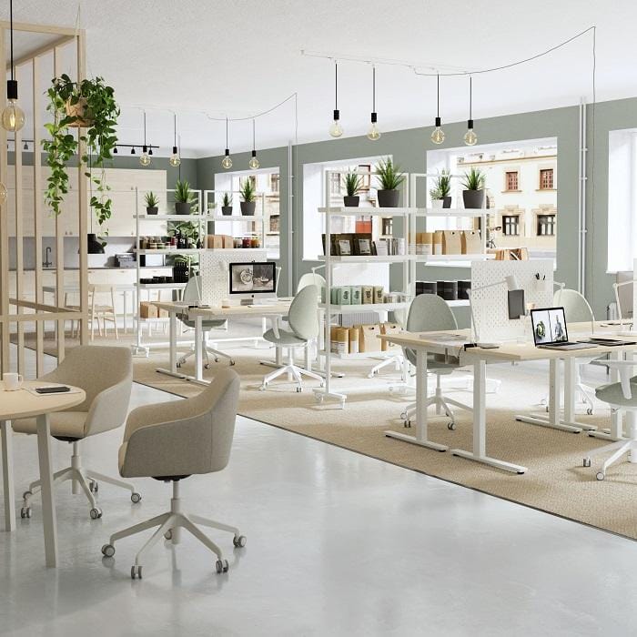 Vista de una oficina con mesas y sillas ergonómicas de Ikea