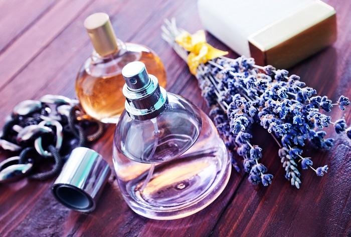 Dos frascos de perfume de lavanda en una mesa qué perfume se identifica contigo