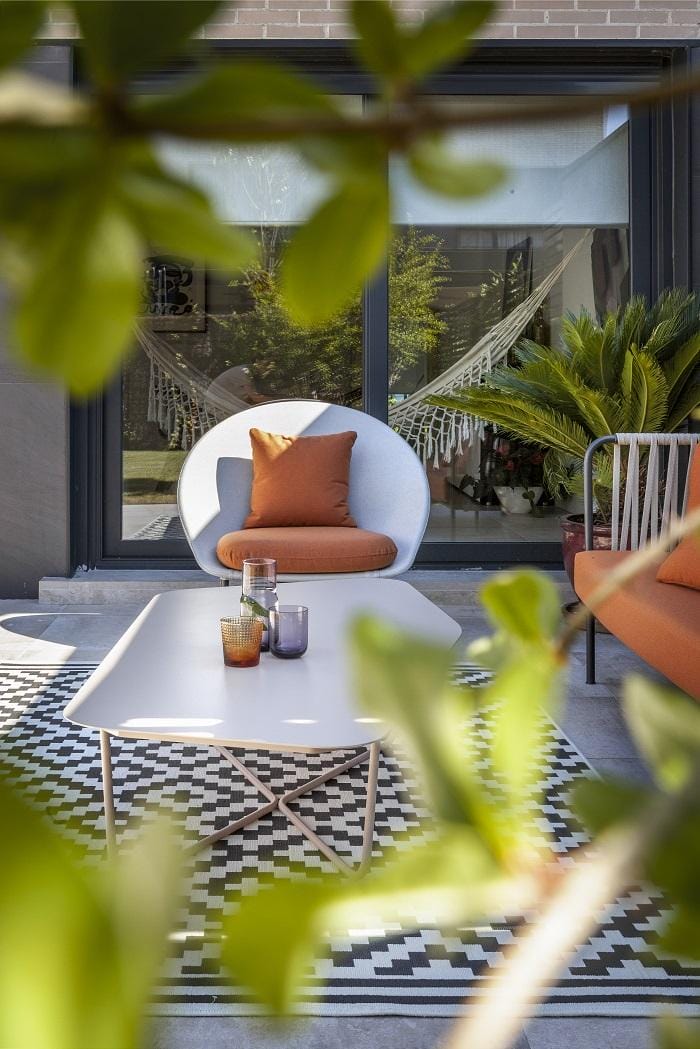 Exterior con mesa y silla con cojines