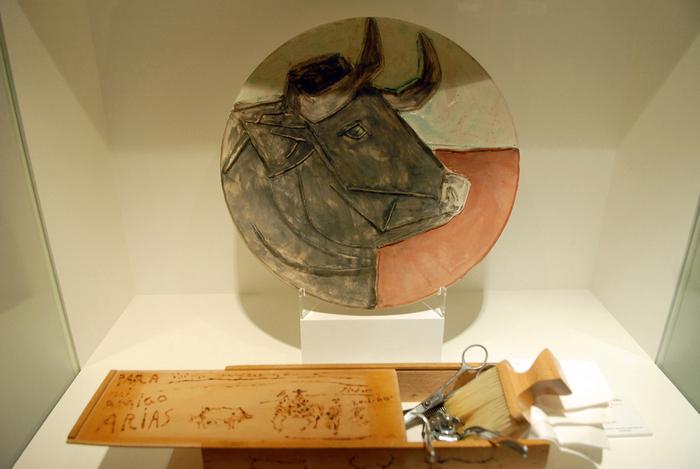 plato con un toro reflejado y la caja de herramientas del barbero hecho por Picasso