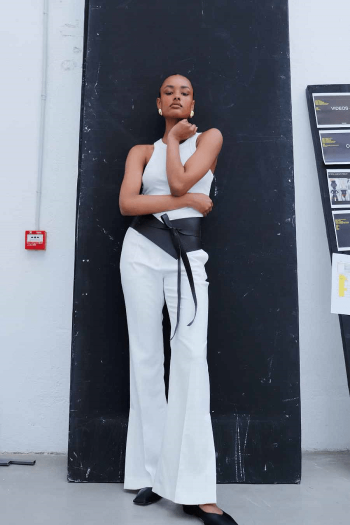 Modelo con ropa a la moda pantalones blancos anchos