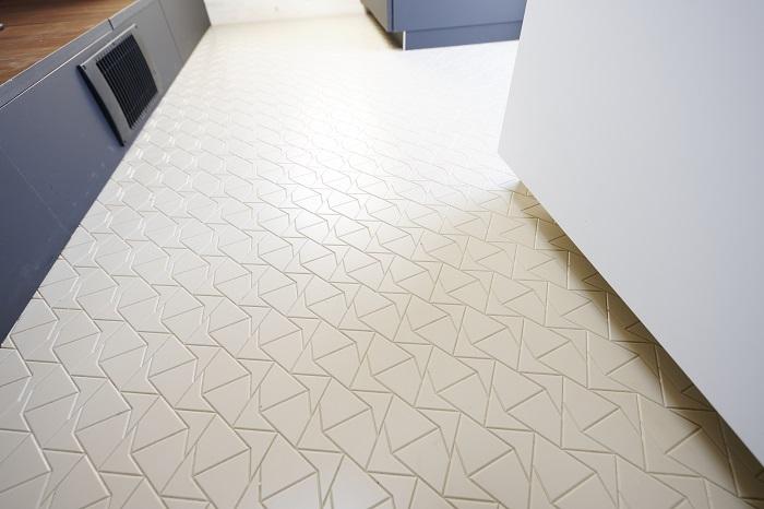 Suelo antideslizante de una casa sobre ruedas