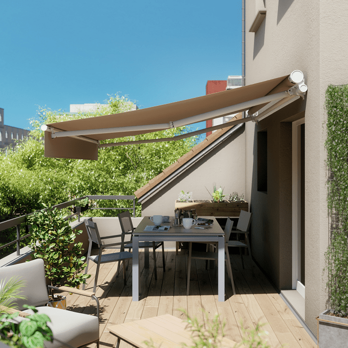 Terraza con un toldo extensible de tela beige de Leroy Merlin