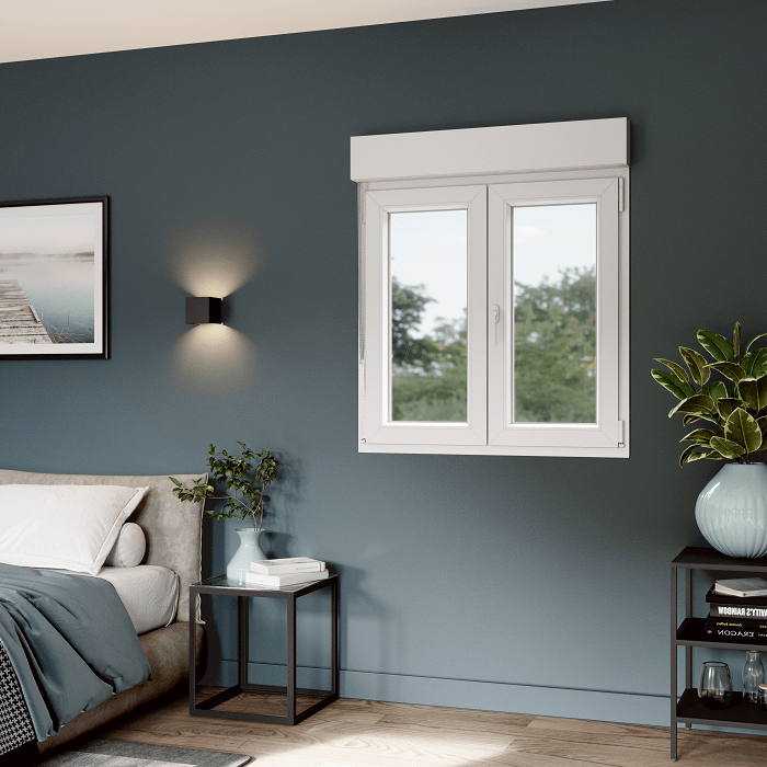 Dormitorio con una ventana pvc blanca oscilobatiente con persiana de Leroy Merlin