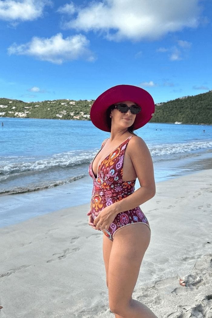 Marta Pombo en la playa embarazada con  un bañador de Simorra