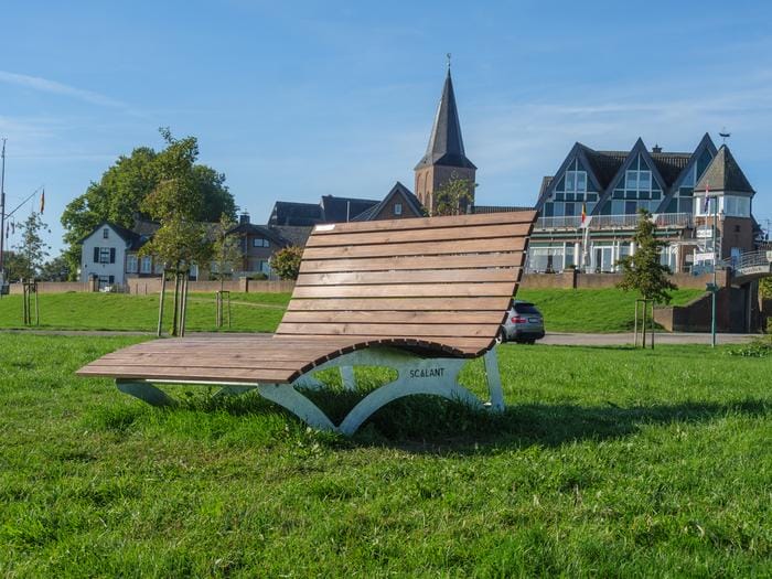 banco sobre el césped con forma curva