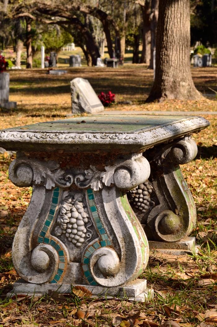 banco histórico de hormigón