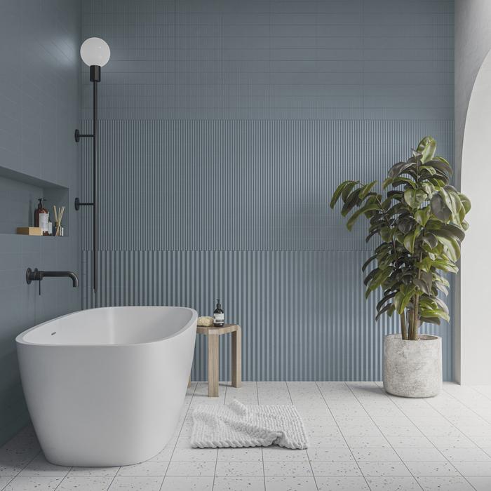 bañera con fondo azul y suelo blanco