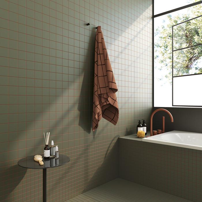 bañera con pared verde