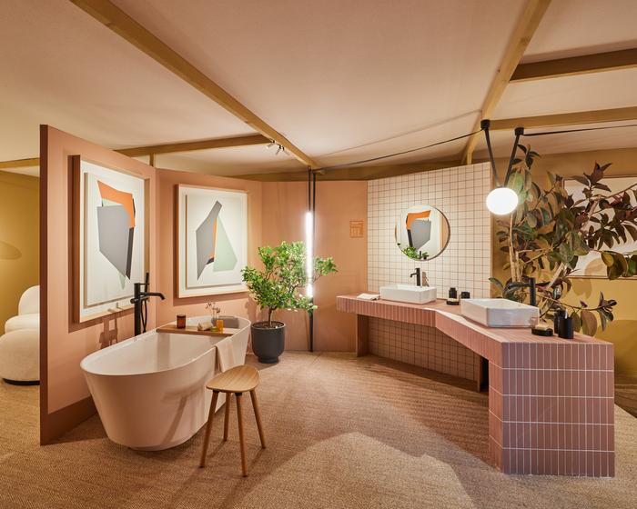 bañera con cerámica rosa y blanco en appartamento spagnolo WOW
