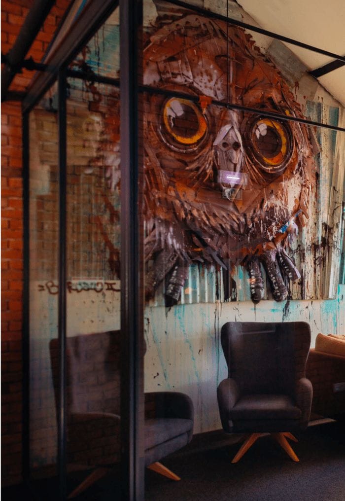 arte de búho material reciclable hecho por Bordalo ii en Livensa Living de Coimbra