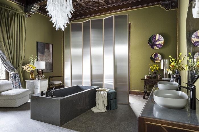 Espacio de un baño con bañera de Casa Decor 2024