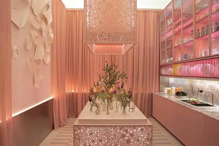 Espacio en Casa Decor 2024 de diseño de cocina color rosa palo