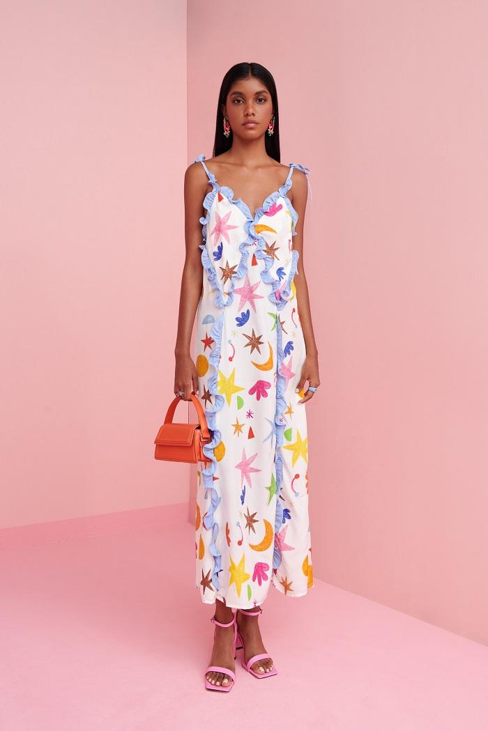 Vestido largo blanco de tirantes con estampados geométricos de colores y detalles de volantes en azul, de Celia B