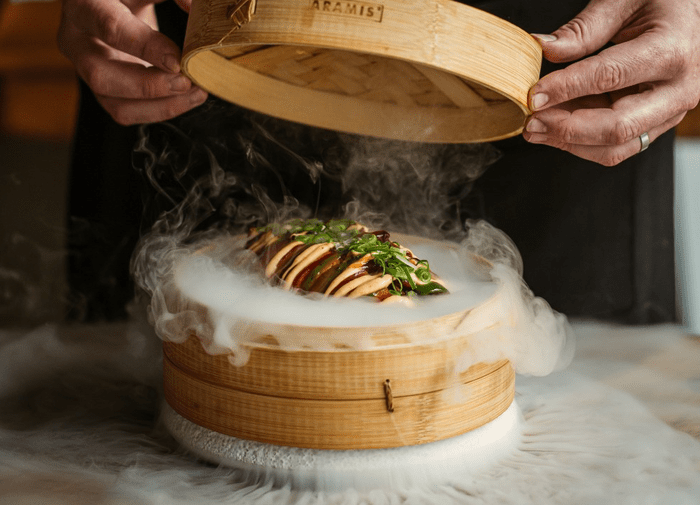 plato asiático en el restaurante finca la plaza en Ibiza 