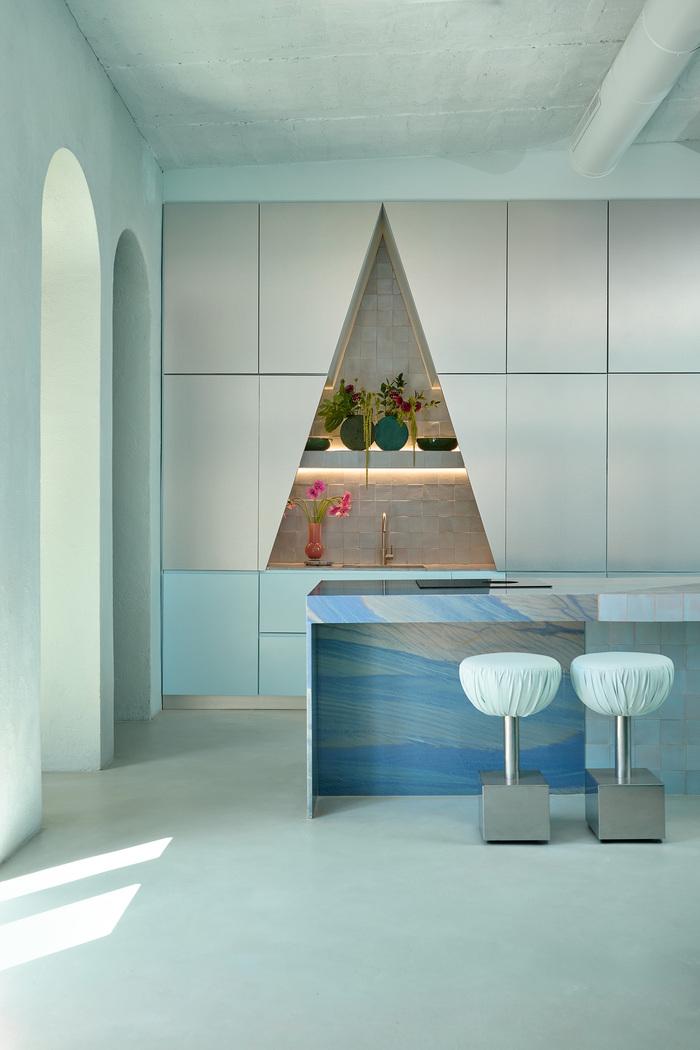 cocina celeste con blanco de masquespacio