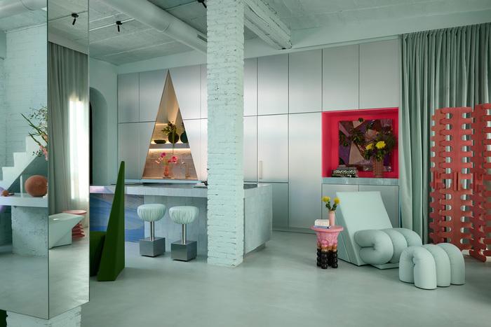 cocina blanca con sofás y sillas blancas de masquespacio