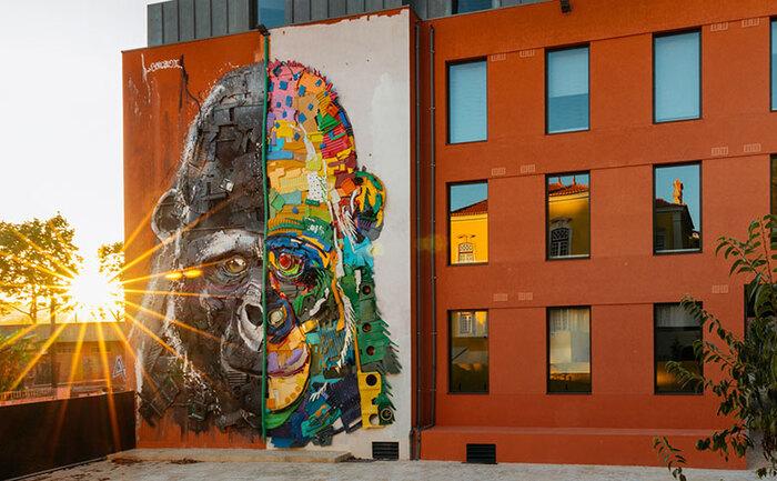 mono hecho de material reciclable hecho por Bordalo ii en Livensa Living de Coimbra