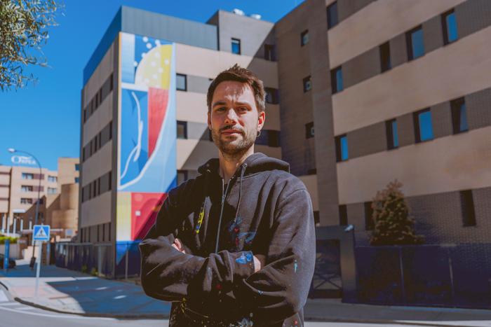 Diego Vicente frente al arte realizado por el mismo Sincronía en Livensa Living Madrid Aravaca