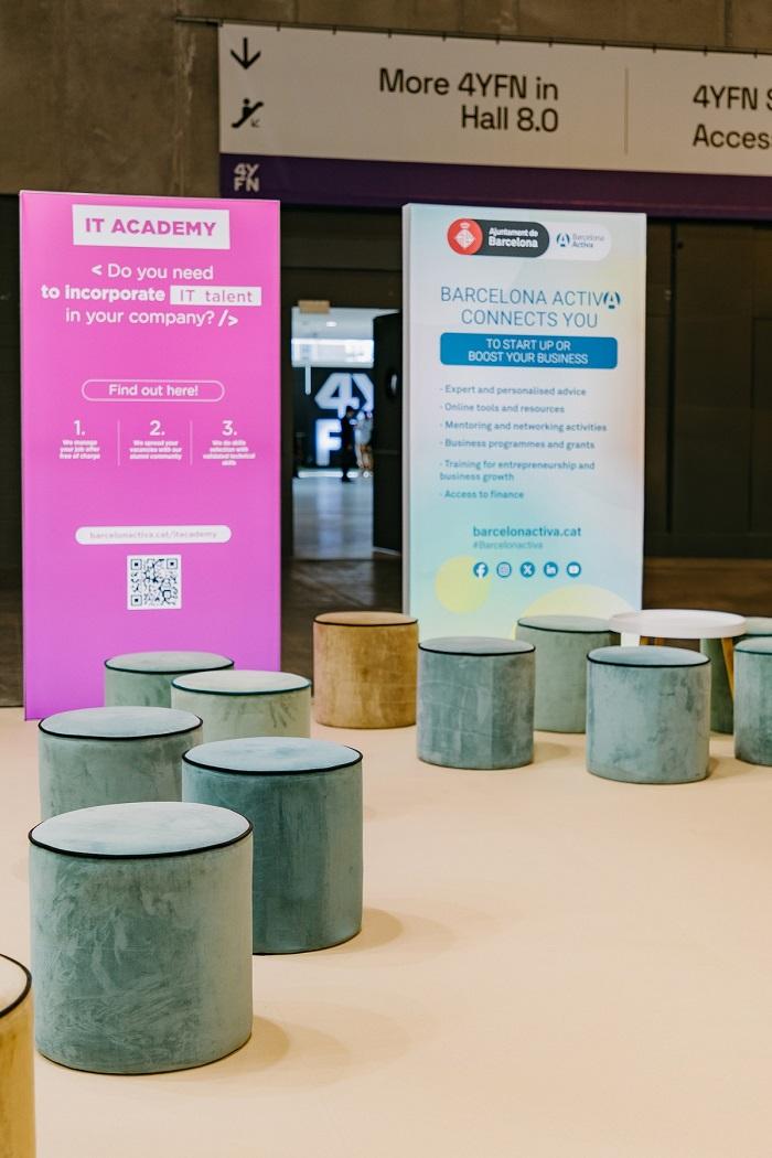 Espacio de un evento de diseño de stands con puf