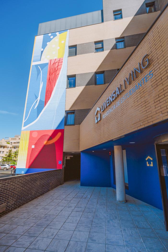 al arte realizado Diego Vicente en la fachada entrada Sincronía en Livensa Living Madrid Aravaca
