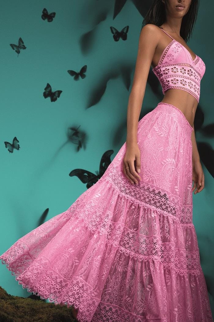 Modelo llevando una falda rosa larga con top a juego