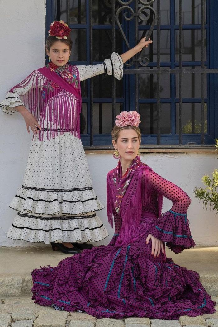 niña y joven vestidas de flamenco posando