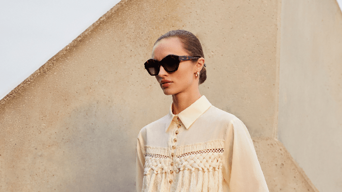 Modelo llevando unas gafas de sol negras de Somorra