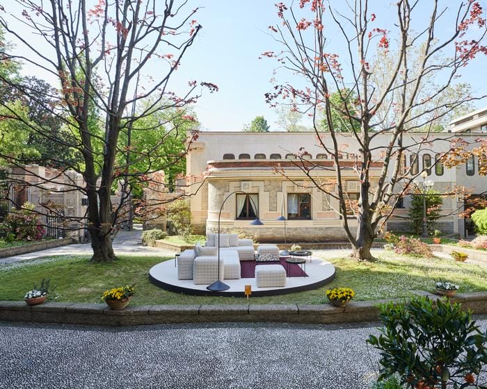 jardín con sofá blanco del appartamento spagnolo WOW