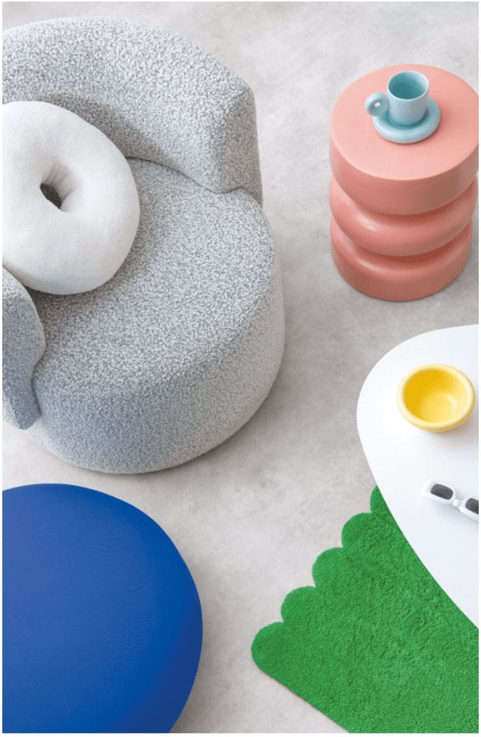 colección Mapo de Maisons du Monde un sofá gris, mesa blanca