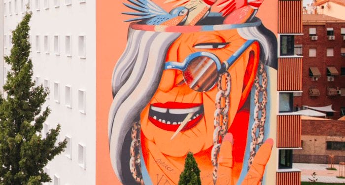 arte sobre anciana hecho por Marina Capdevila en Livensa Living Granada fachada gigante