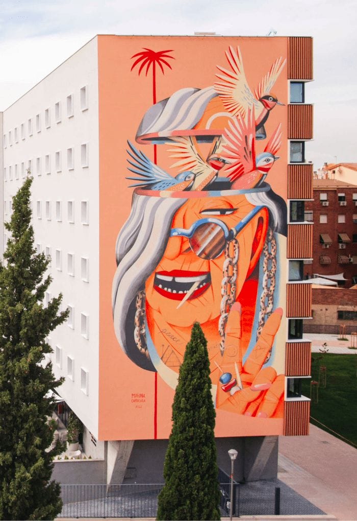 arte sobre anciana hecho por Marina Capdevila en Livensa Living Granada fachada gigante