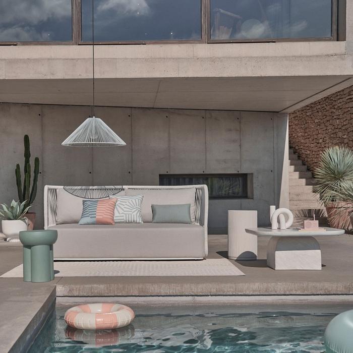 jardín exterior con muebles y piscina de Maisons du Monde