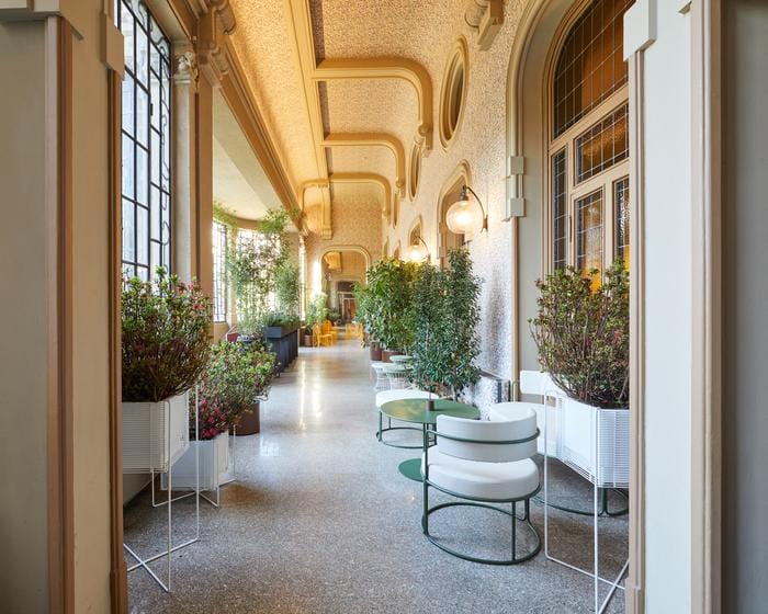 pasillo con ventanas y plantas de appartamento spagnolo WOW