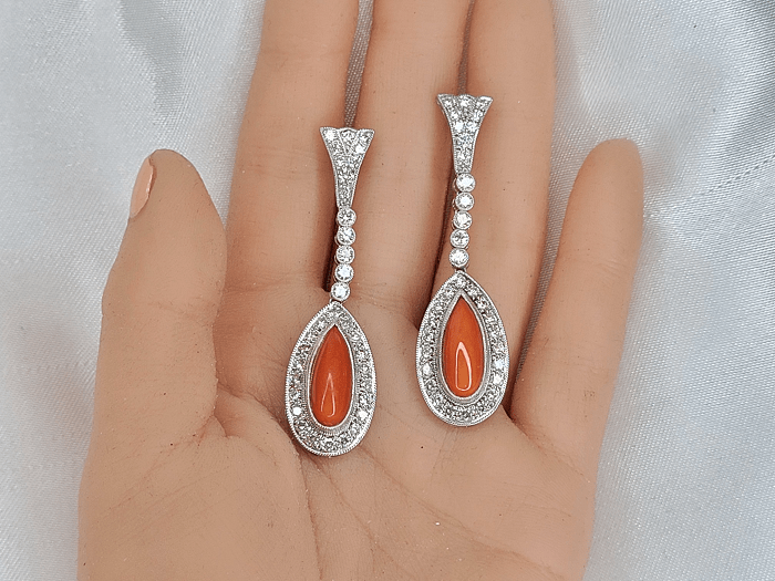 Pendientes brillantes con piedra naranja